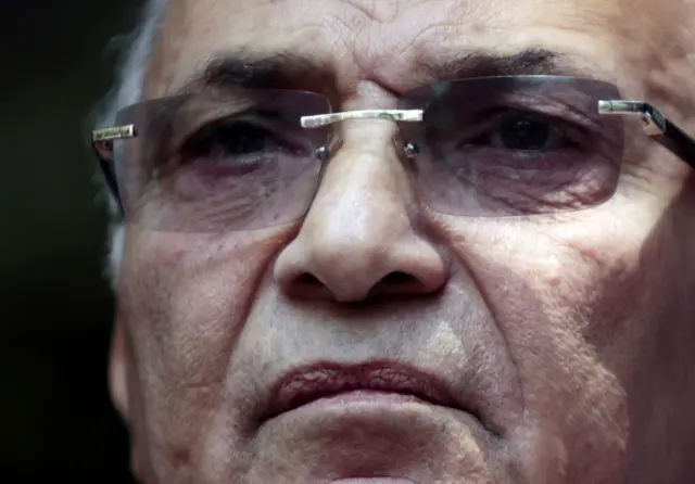 :Former Prime Minister and presidential candidate Ahmed Shafiq attends a news conference in Cairo, Egypt May 14, 2012.