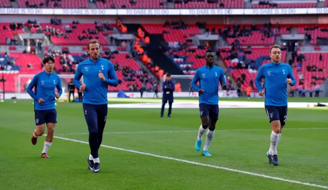 Tottenham players warm-up