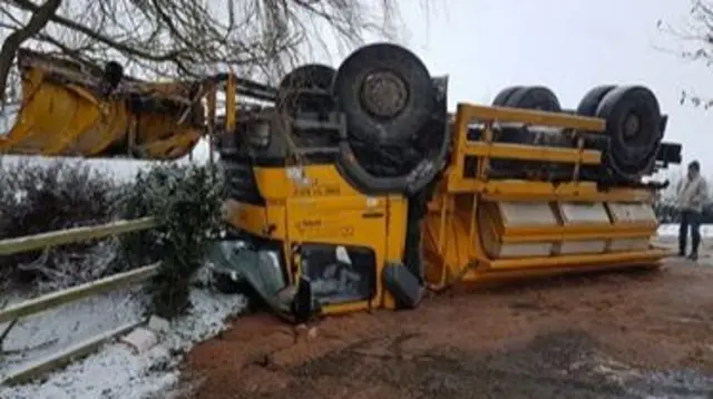 The overturned gritter on Tamworth Road, Elford