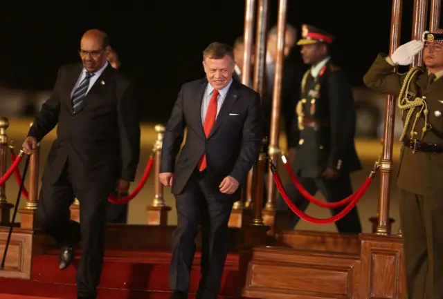 Jordan's King Abdullah II (R) welcomes Sudanese President Omar al-Bashir at a welcome ceremony at the Queen Alia International Airport in Amman on March 28, 2017 ahead of talks on the eve of the Arab League summit