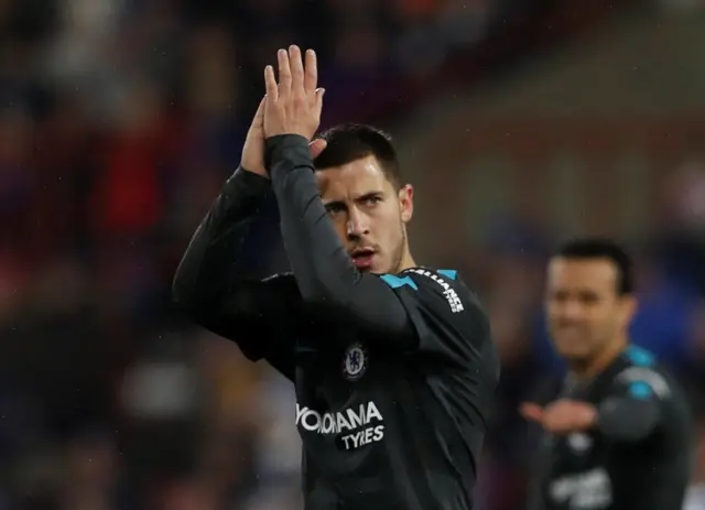 Eden Hazard applaud fans