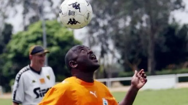 Pierre Nkurunziza plays football