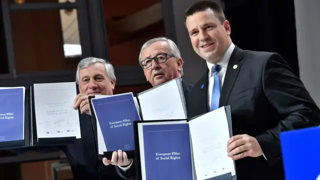 EU leaders hold the social rights document