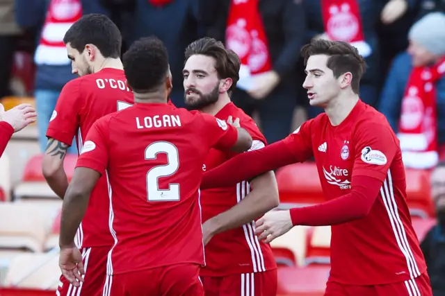 Graeme Shinnie celebrates with his Aberdeen team-mates