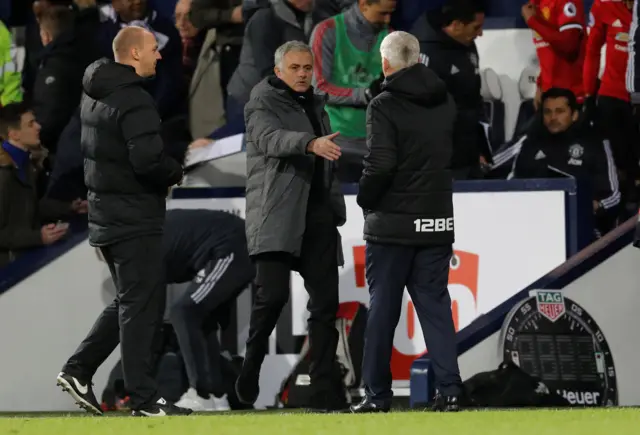 Jose Mourinho and Alan Pardew shake hands at full-time