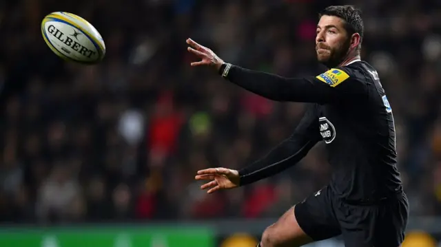 Willie Le Roux throws a long pass for Wasps