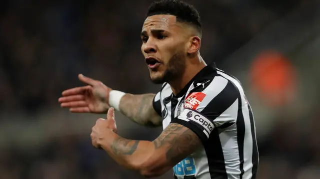 Jamaal Lascelles tries to rally his team mates