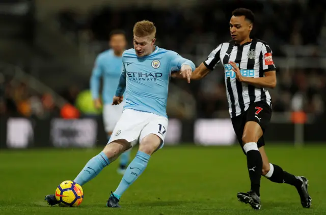 Kevin De Bruyne crosses the ball