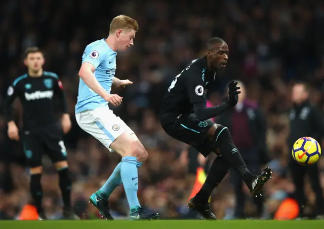 Kevin De Bruyne and Pedro Obiang compete for the ball