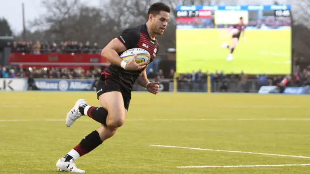 Sean Mitland runs in Saracens' second try against Worcester