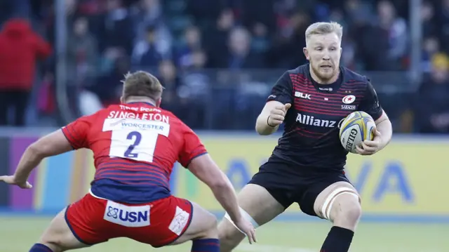 Saracens' Jackson Wray looks for space against Worcester