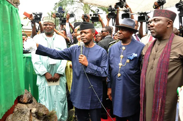 Vice-President Yemi Osinbajo (2nd L) unveils a commemorative plaque to launch the clean up of Ogoniland, accompanied by Rivers State Governor Nyesom Wike (C) and Imo State Governor Rochas Okorocha (R), on June 2, 2016 in the Ogoniland area of Rivers state in the Niger Delta region