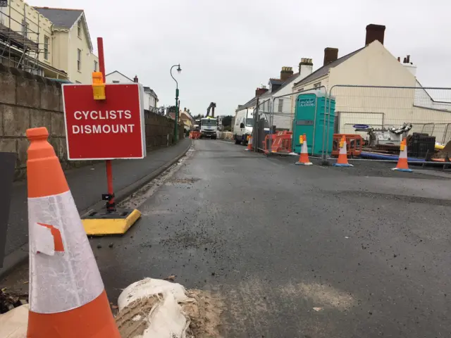 Cyclists dismount sign on Vale Road