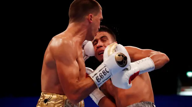 Lee Selby punches Eduardo Ramirez