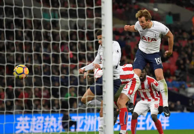 Kane scores Tottenham's third goal