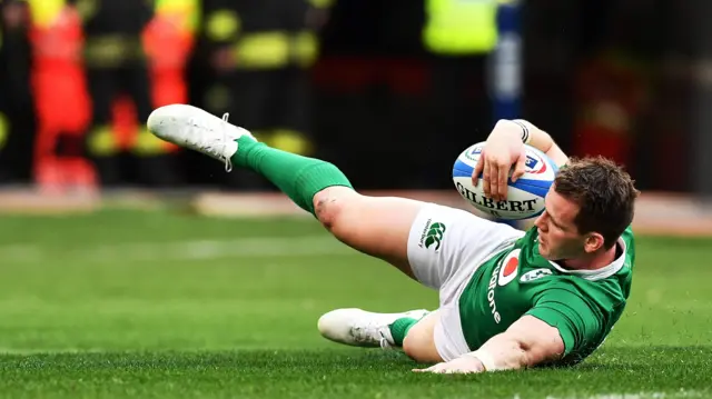 Craig Gilroy scores a try