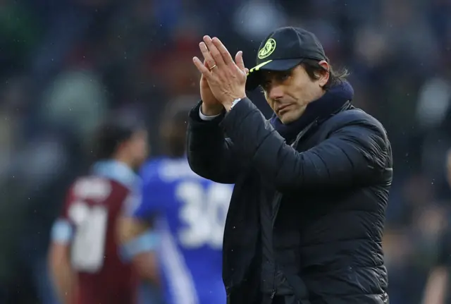 Antonio Conte applauds