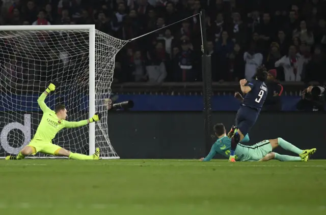 Edinson Cavani scores