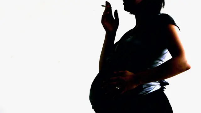 Illustration of woman smoking while pregnanet