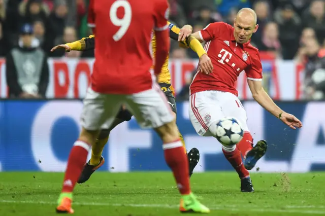 Arjen Robben scores