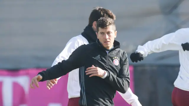 Robert Lewandowski warms up