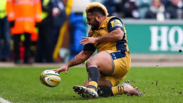 Jamal Ford-Robinson of Bristol Rugby scores a try