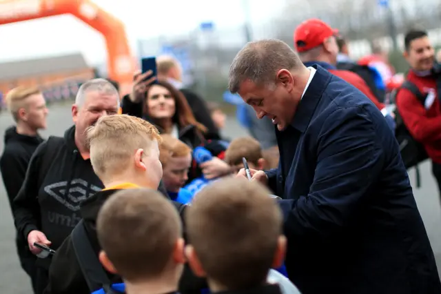 Shaun Wane signs autographs for Wigan fans