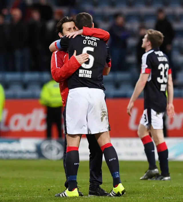 Dundee manager Paul Hartley congratulates defender Darren O'Dea