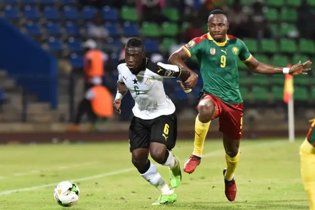 Ghana"s midfielder Afriyie Acquah (L) challenges Cameroon"s forward Jacques Zoua