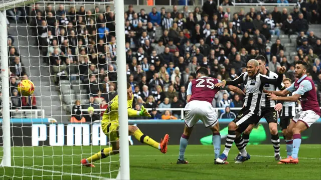 Yoan Gouffran scores