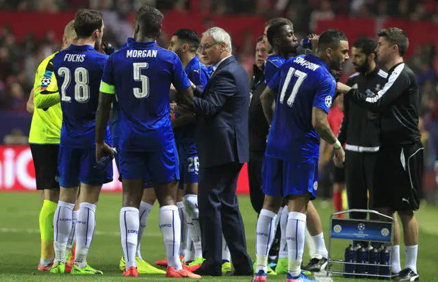 Leicester manager Claudio Ranieri with his players