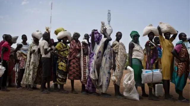 South Sudanese queuing for food aid