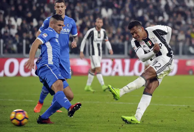 Alex Sandro shoots