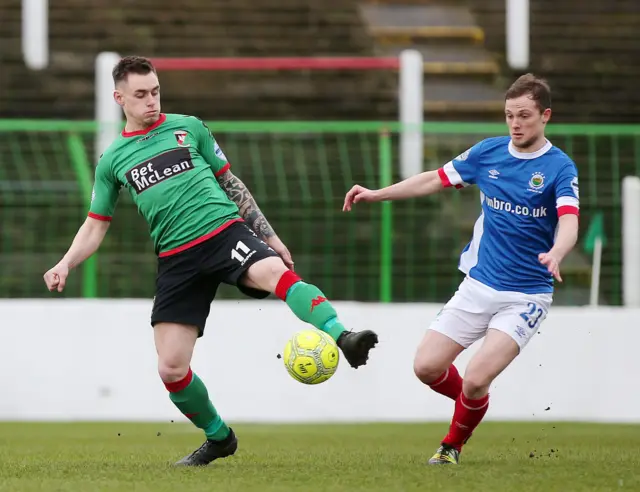 
          Glens winger Chris Lavery comes under pressure from Linfield's Reece Glendinning
        