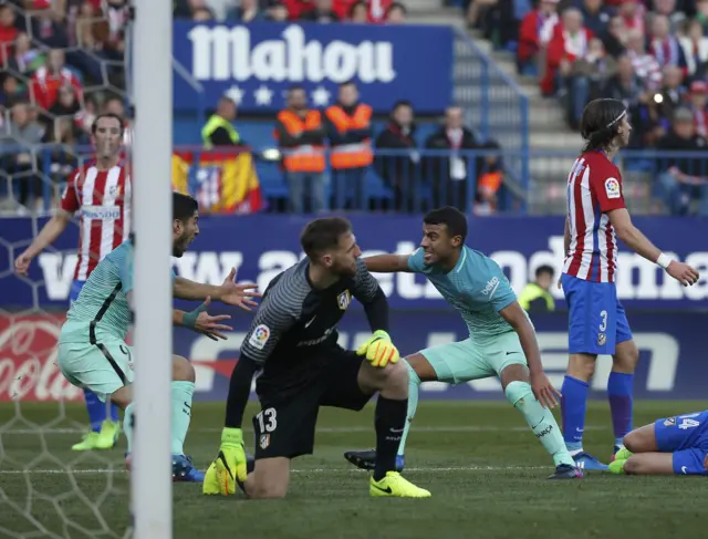 Rafinha celebrates