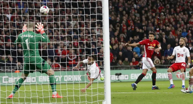 Jesse Lingard shoots over