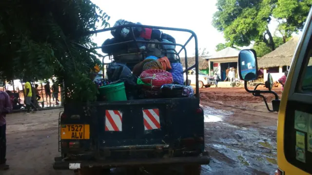 
          A vehicle with the good of Tanzanians deported from Mozambique
        