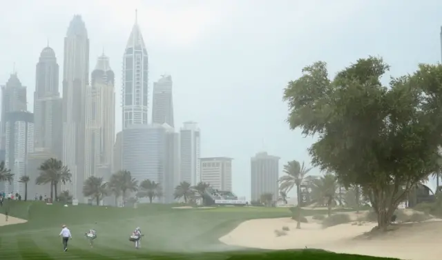 Winds halt play in Dubai