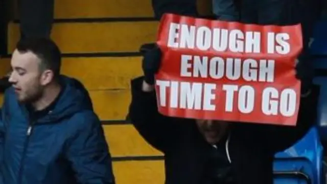 An anti-Wenger banner