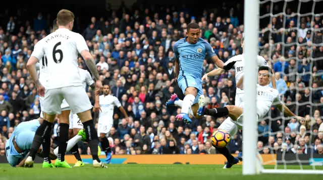 Gabriel Jesus shoots before scoring