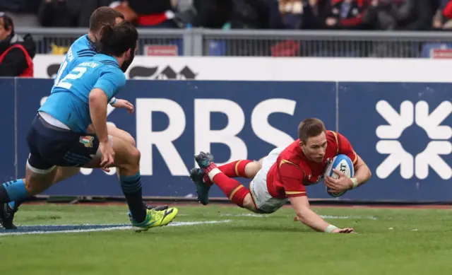 Liam Wiliams of Wales dives over to score his team"s second try