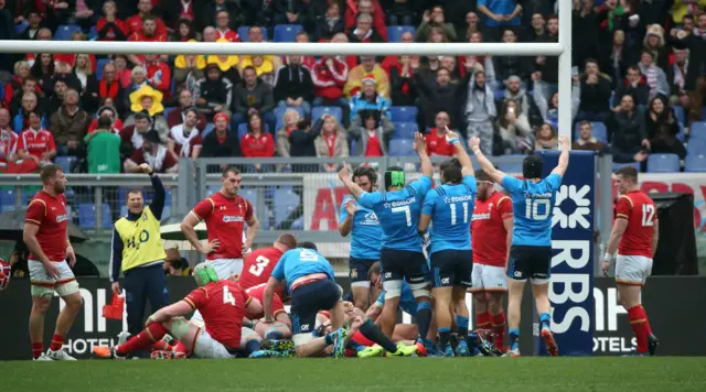 Italy celebrate a try