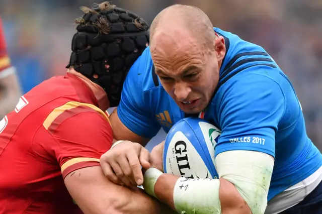 Italy"s flanker Sergio Parisse (R) fights for the ball with Wales" full back Leigh Halfpenny