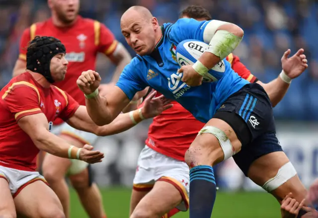 Sergio Parisse in action