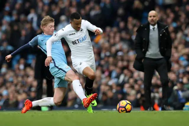 Kevin de Bruyne challenges for the ball