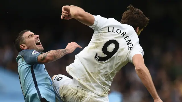 Fernando Llorente fouls Aleks Kolorov