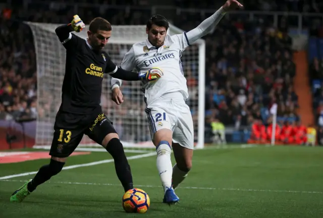 
          Real Madrid"s Alvaro Morata (R) and Las Palmas" goalkeeper Javier Varas
        