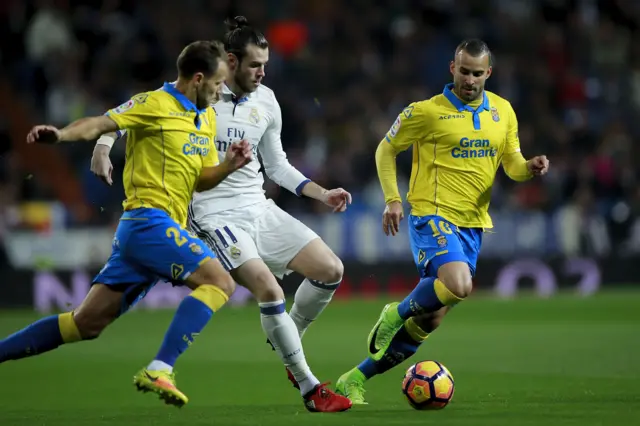 
          Gareth Bale (2ndL) of Real Madrid CF competes for the ball with Jese Rodriguez (R) of UD Las Palmas and his teammate Daniel Castello
        