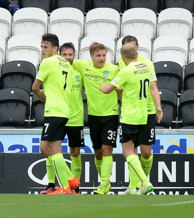 
          Jason Cummings (centre) scored twice on Hibs' most recent visit to the Paisley 2021 Stadium
        