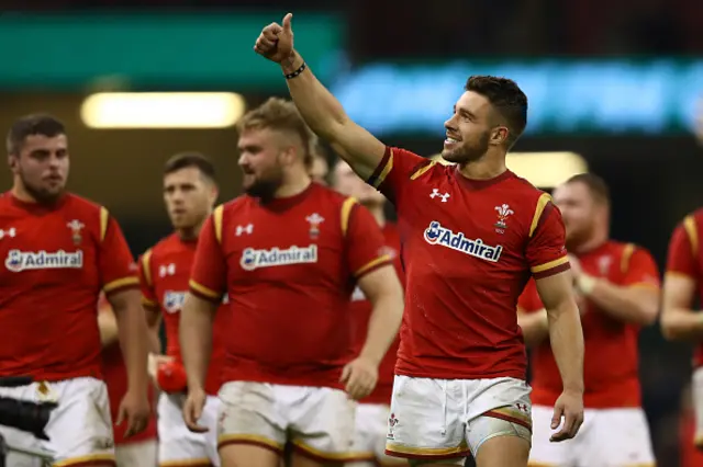 Rhys Webb a'r tîm yn dathlu